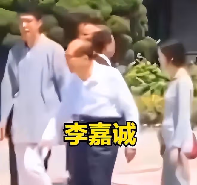 94歲李嘉誠頂高溫寺廟祭拜，彎腰駝背無人攙扶，疑祈求長命百歲