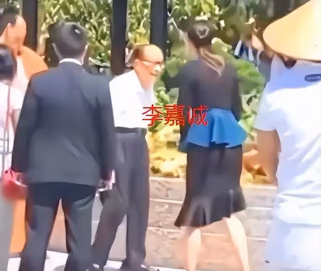 94歲李嘉誠頂高溫寺廟祭拜，彎腰駝背無人攙扶，疑祈求長命百歲