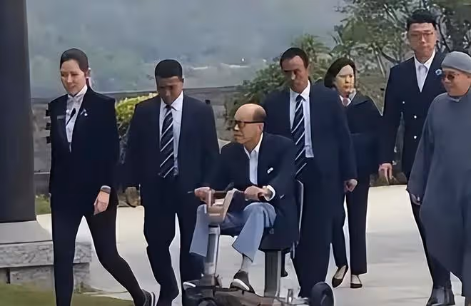 94歲李嘉誠頂高溫寺廟祭拜，彎腰駝背無人攙扶，疑祈求長命百歲