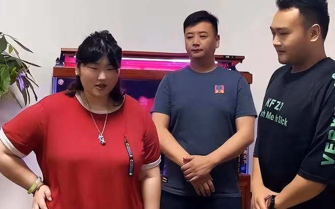 大衣哥女兒被退婚?穿睡衣蓬頭垢面逛菜園,網友:倒貼也不要