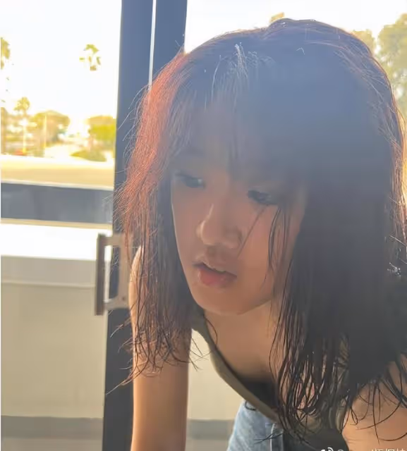 賈靜雯18歲大女兒曬近照，梧桐妹濃妝艷抹戴鼻環，成熟有個性