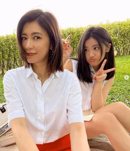 賈靜雯18歲大女兒曬近照，梧桐妹濃妝艷抹戴鼻環，成熟有個性