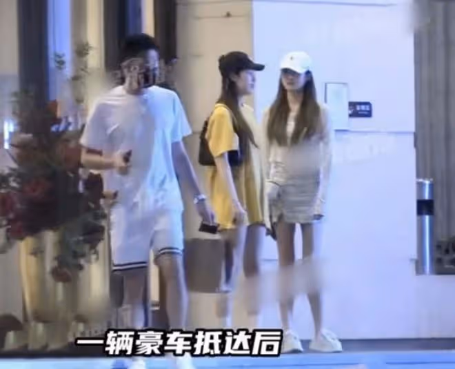張嘉倪前夫買超再被拍，坐豪車帶異性去酒吧，兩個美女身材高挑