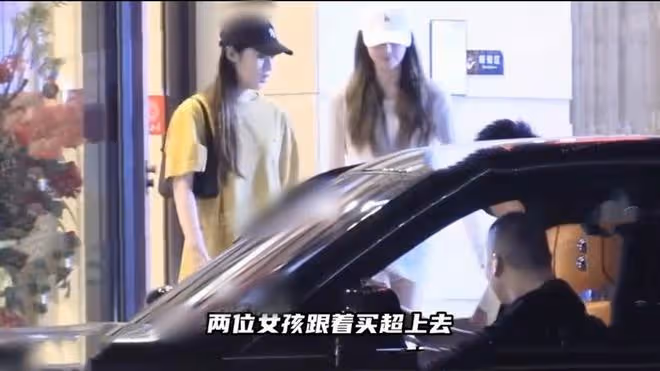 張嘉倪前夫買超再被拍，坐豪車帶異性去酒吧，兩個美女身材高挑