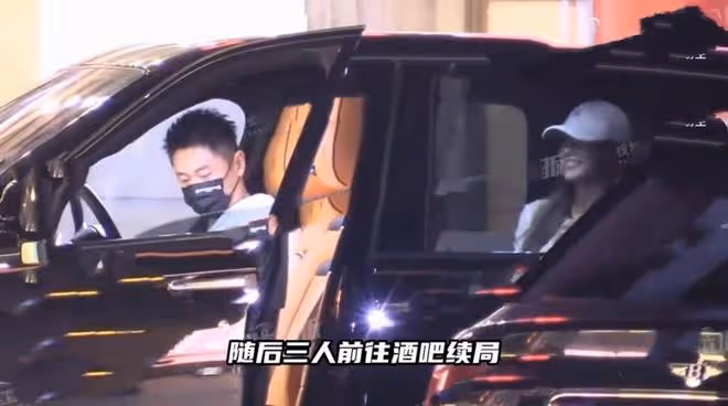 張嘉倪前夫買超再被拍，坐豪車帶異性去酒吧，兩個美女身材高挑