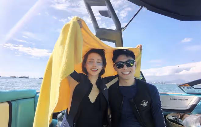 張嘉倪前夫買超再被拍，坐豪車帶異性去酒吧，兩個美女身材高挑