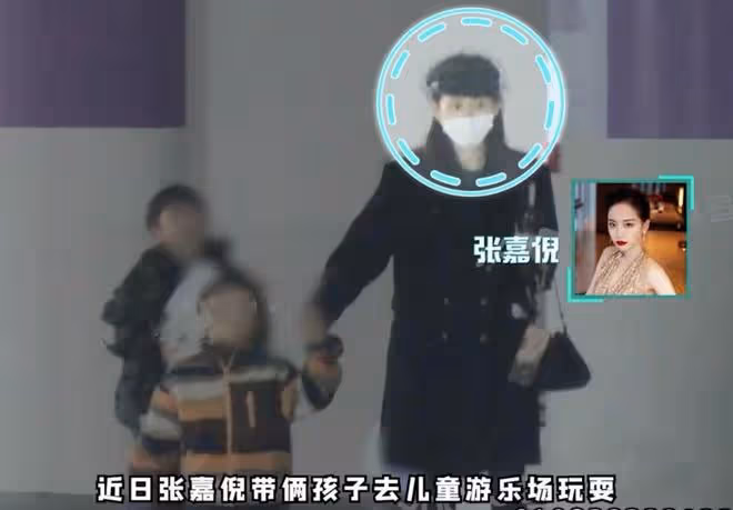 張嘉倪前夫買超再被拍，坐豪車帶異性去酒吧，兩個美女身材高挑