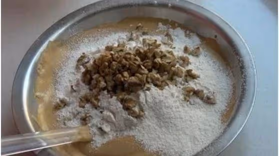 暄軟香甜的紅棗核桃蛋糕,成本幾元,做法簡單,補血補腦超營養~