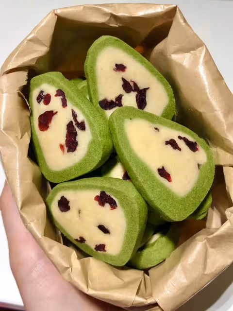 愛吃餅乾的姐妹可以試試這個抹茶蔓越莓曲奇餅乾,簡單好吃_麵糰_整理_黃油