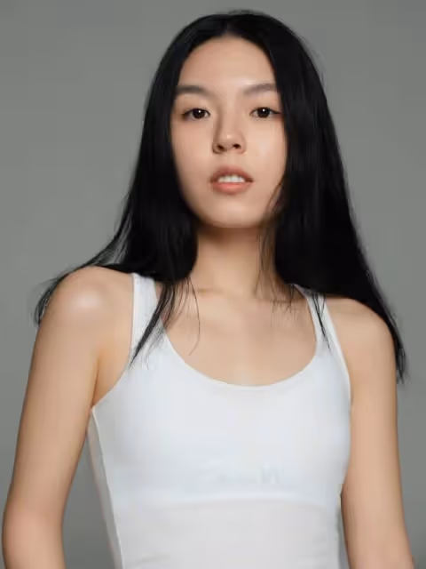 李詠21歲女兒演員出道,高學歷精通五國語言,高顏值被贊電影臉