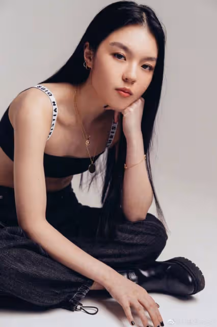 李詠21歲女兒演員出道,高學歷精通五國語言,高顏值被贊電影臉