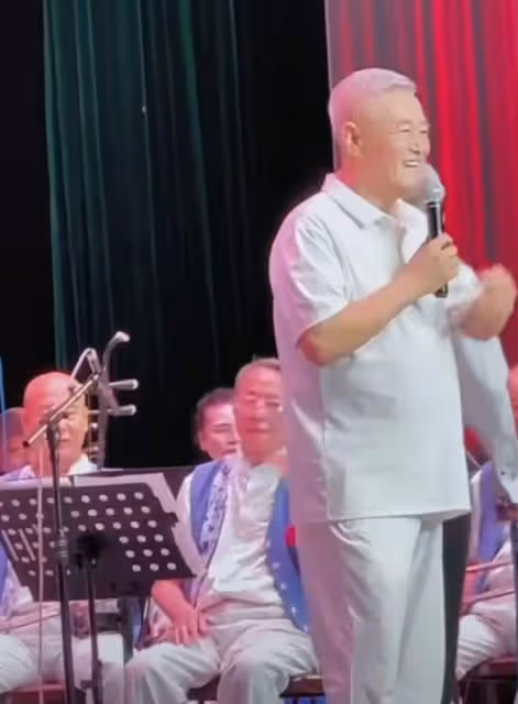 趙本山時隔四年再次登台演出,唱戲劇拉二胡,風采依舊不輸當年