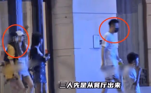 買超帶倆美女去酒吧，女方身材高挑氣質出眾，坐豪車內開懷大笑