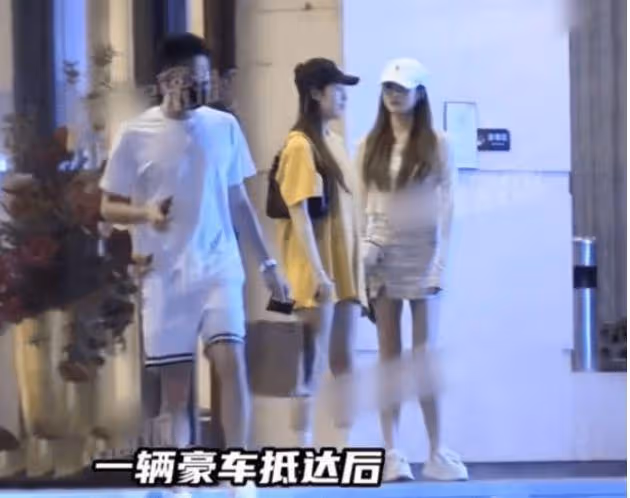 買超帶倆美女去酒吧，女方身材高挑氣質出眾，坐豪車內開懷大笑