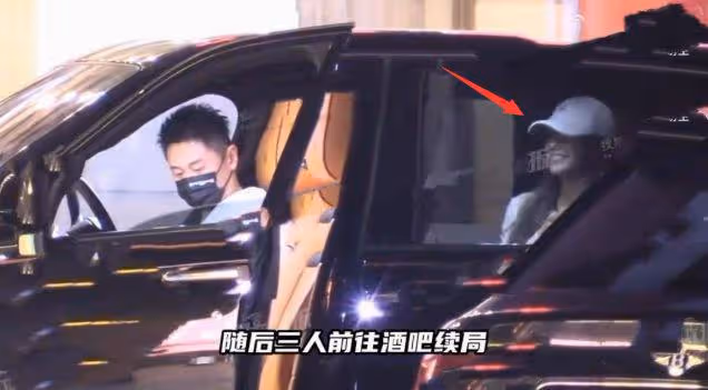 買超帶倆美女去酒吧，女方身材高挑氣質出眾，坐豪車內開懷大笑