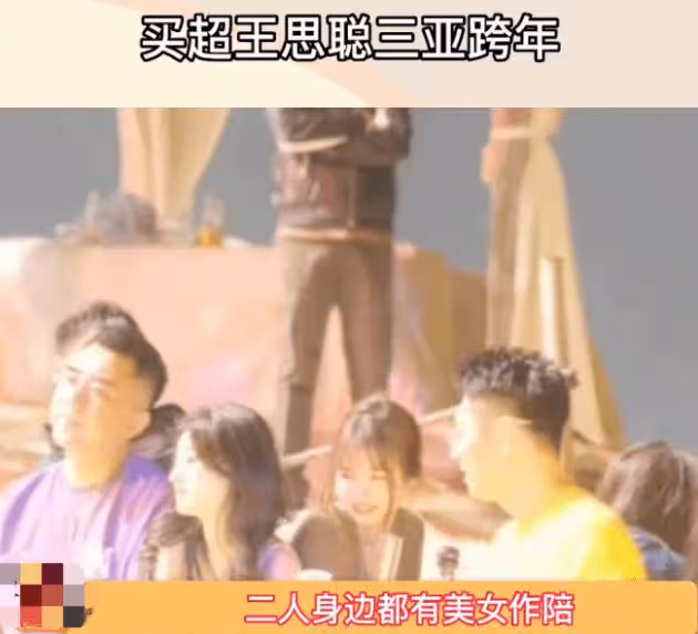 買超帶倆美女去酒吧,女方身材高挑氣質出眾,坐豪車內開懷大笑