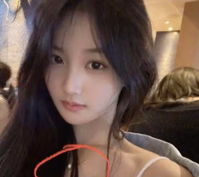 買超帶倆美女去酒吧,女方身材高挑氣質出眾,坐豪車內開懷大笑