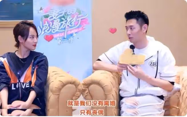 買超帶倆美女去酒吧,女方身材高挑氣質出眾,坐豪車內開懷大笑