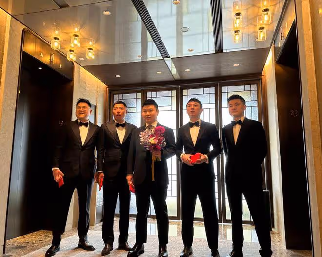 王思聰第五次當伴郎,西服廉價褶皺明顯,被調侃娶不到老婆
