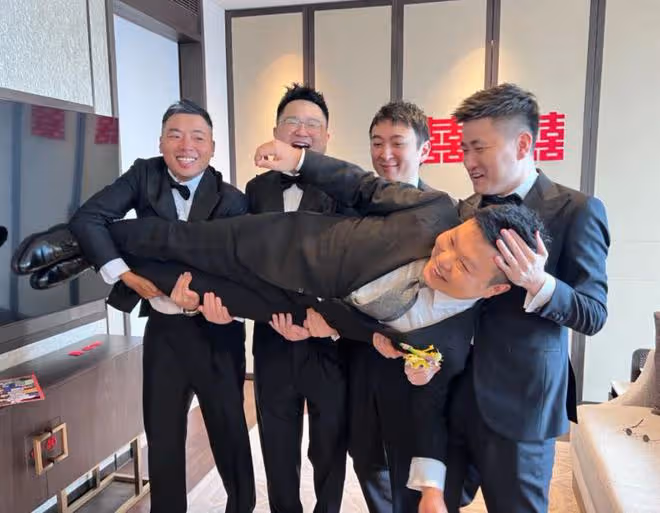 王思聰第五次當伴郎,西服廉價褶皺明顯,被調侃娶不到老婆