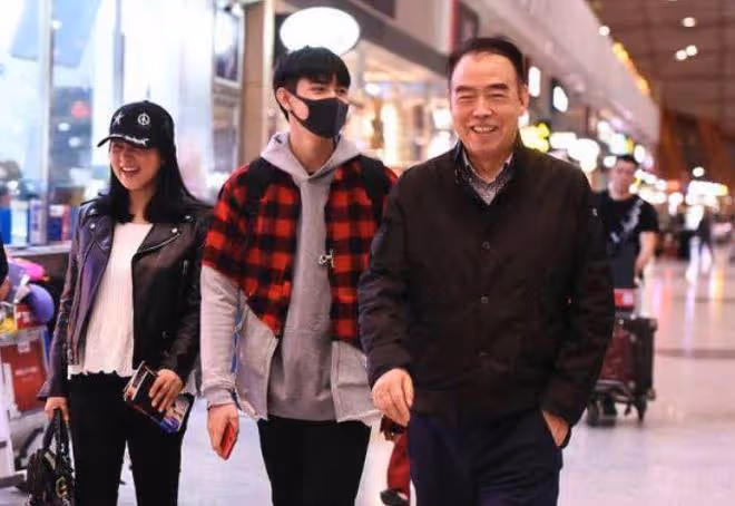 陳飛宇陪媽媽逛街,54歲陳紅近照年輕氣質出眾,母子同框似姐弟