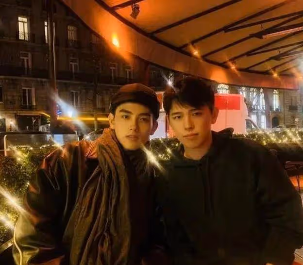 陳飛宇陪媽媽逛街,54歲陳紅近照年輕氣質出眾,母子同框似姐弟