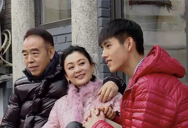 陳飛宇陪媽媽逛街,54歲陳紅近照年輕氣質出眾,母子同框似姐弟