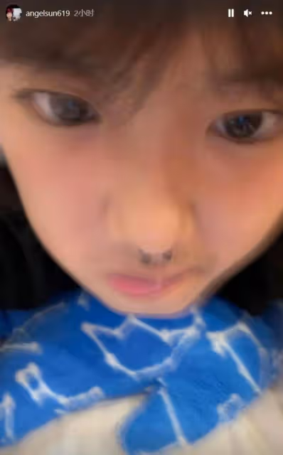 賈靜雯大女兒曬近照,剛滿18歲戴鼻環引熱議,繼父自稱也管不了