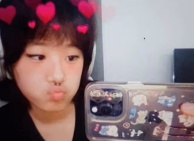 賈靜雯大女兒曬近照,剛滿18歲戴鼻環引熱議,繼父自稱也管不了