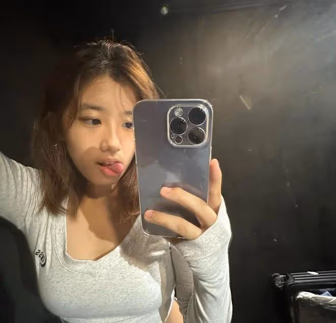 賈靜雯大女兒曬近照,剛滿18歲戴鼻環引熱議,繼父自稱也管不了