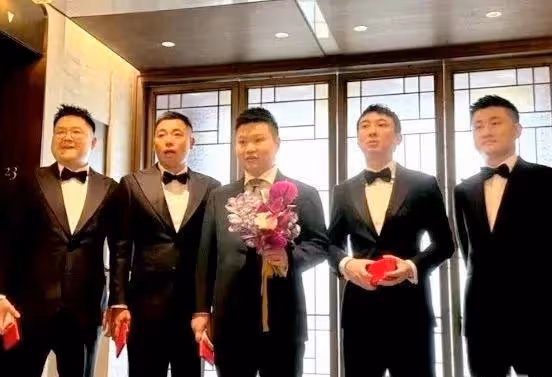 王健林:看不到希望了?王思聰再一次當伴郎,女友成群就是不結婚