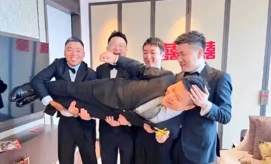 王健林:看不到希望了?王思聰再一次當伴郎,女友成群就是不結婚