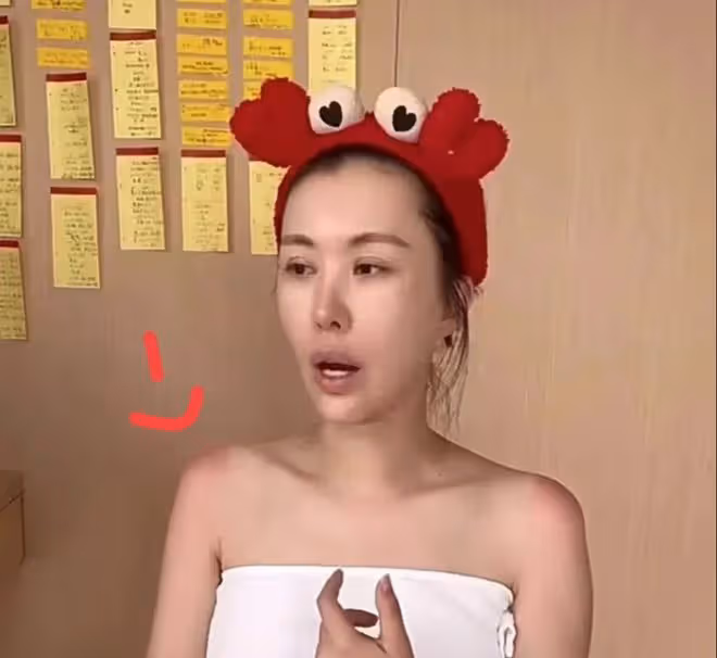 7月10日,王石老婆一個舉動引發爭議!身著浴巾出鏡素顏面對鏡頭