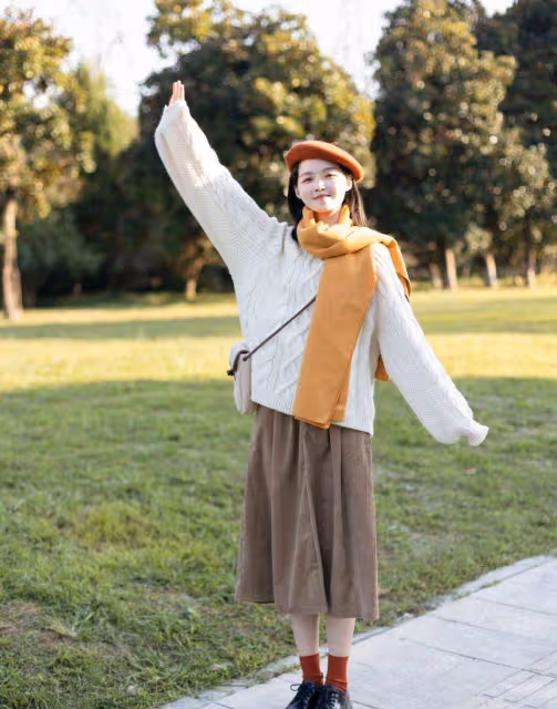 想要穿出甜美風,米白色毛衣搭配卡其色半身裙,更加溫柔