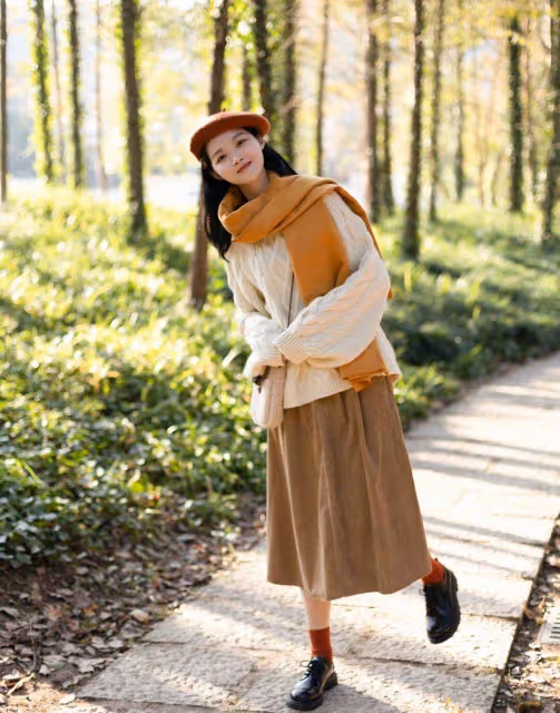 想要穿出甜美風,米白色毛衣搭配卡其色半身裙,更加溫柔