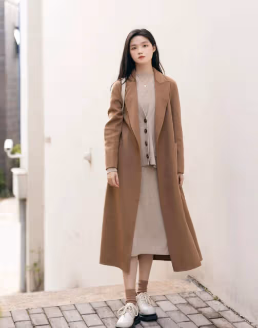 想要穿出甜美風,米白色毛衣搭配卡其色半身裙,更加溫柔