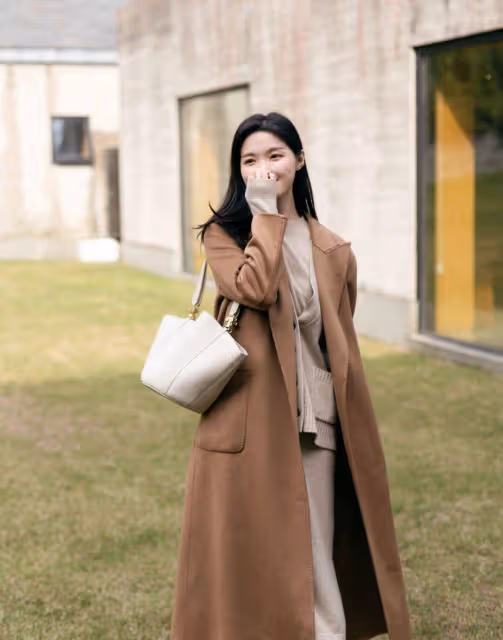 想要穿出甜美風,米白色毛衣搭配卡其色半身裙,更加溫柔