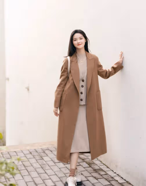 想要穿出甜美風,米白色毛衣搭配卡其色半身裙,更加溫柔
