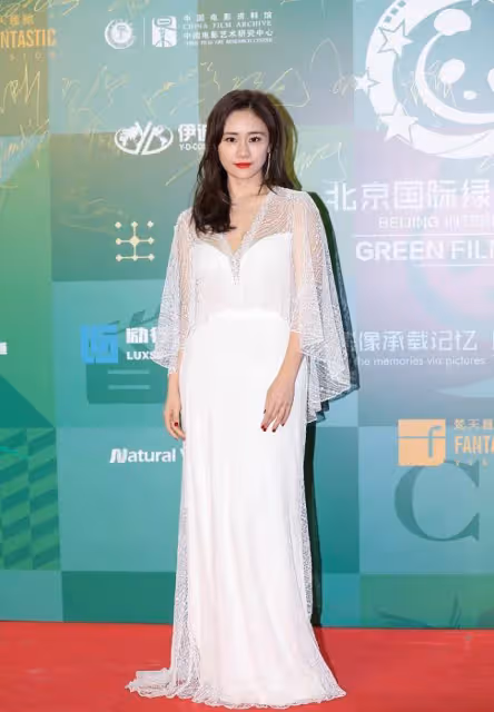 快40歲的劉芸容顏和身材沒變化，穿白紗裙仍像小姑娘，好甜美