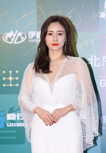 快40歲的劉芸容顏和身材沒變化,穿白紗裙仍像小姑娘,好甜美