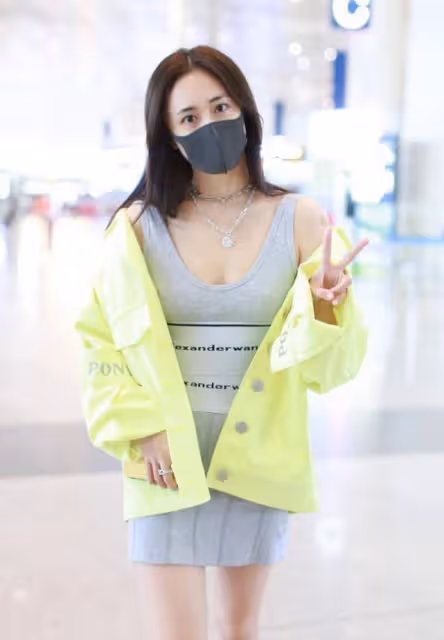 快40歲的劉芸容顏和身材沒變化,穿白紗裙仍像小姑娘,好甜美