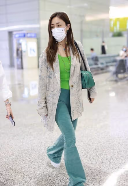 快40歲的劉芸容顏和身材沒變化,穿白紗裙仍像小姑娘,好甜美