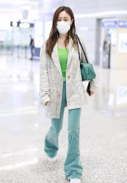 快40歲的劉芸容顏和身材沒變化,穿白紗裙仍像小姑娘,好甜美