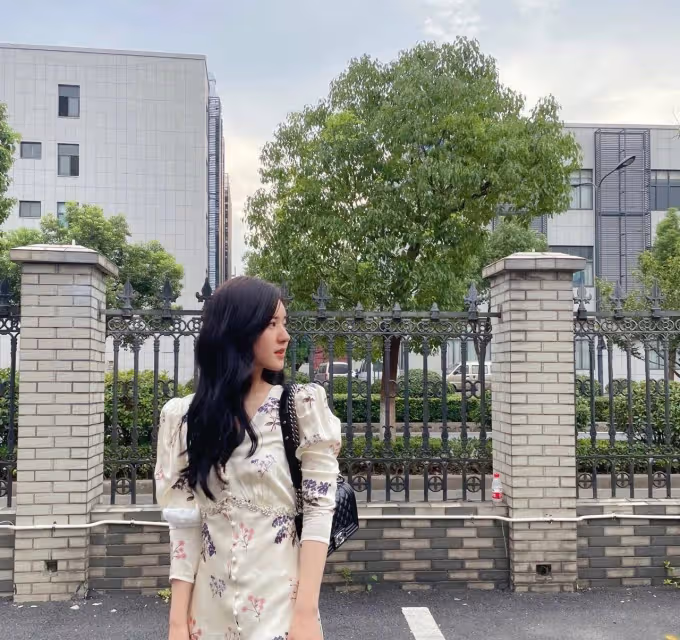 微胖+圓臉如何穿?趙露思10套甜美顯瘦搭配教會你
