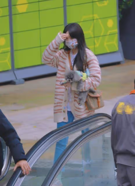 徐夢潔又「談戀愛」了,溫柔又甜美的搭配,看起來非常養眼