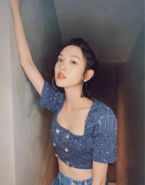 張若昀真娶到寶了，唐藝昕穿露腰上衣配牛仔褲高挑時髦，甜美俏皮