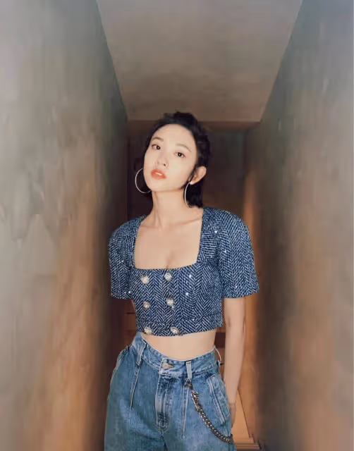 張若昀真娶到寶了，唐藝昕穿露腰上衣配牛仔褲高挑時髦，甜美俏皮