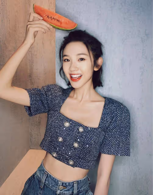 張若昀真娶到寶了，唐藝昕穿露腰上衣配牛仔褲高挑時髦，甜美俏皮