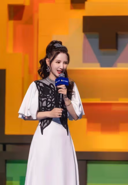 張萌毫無闊太架子，穿荷葉袖白裙甜美似小姑娘，阿姨輩還有漫畫腰