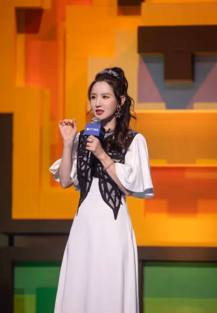 張萌毫無闊太架子，穿荷葉袖白裙甜美似小姑娘，阿姨輩還有漫畫腰
